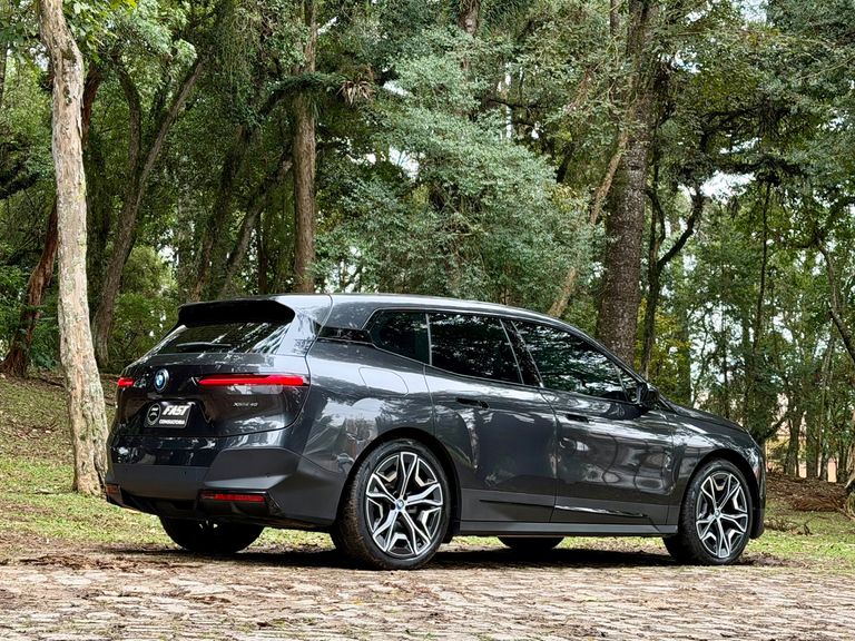 BMW iX XDrive 40 Aut. (Elétrico)