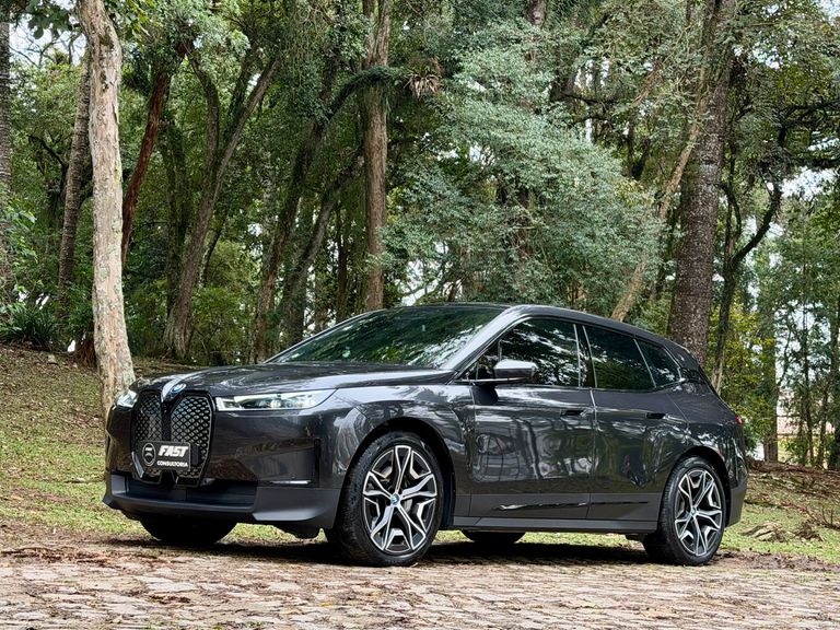 BMW iX XDrive 40 Aut. (Elétrico)