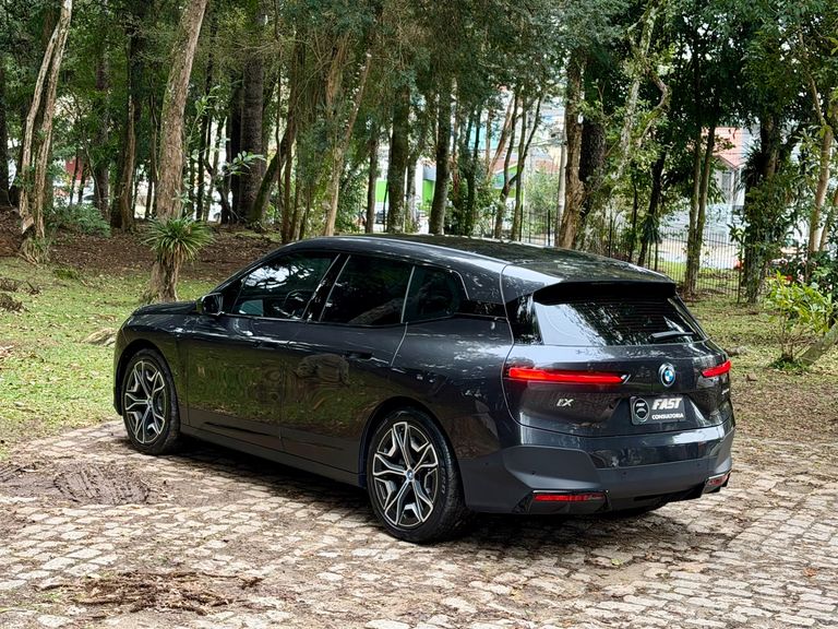 BMW iX XDrive 40 Aut. (Elétrico)