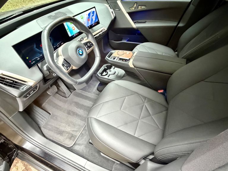 BMW iX XDrive 40 Aut. (Elétrico)