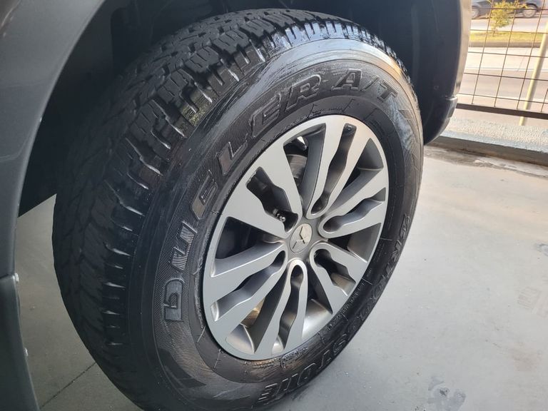 Mitsubishi Pajero HPE 3.2 4x4 T.I. Dies. 5p Aut.