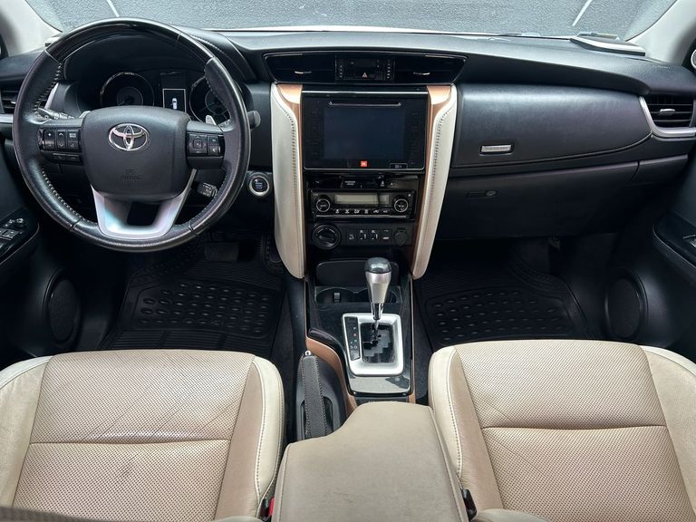 Toyota Hilux SW4 SRX Diamo. 4x4 2.8 TB Die Aut.