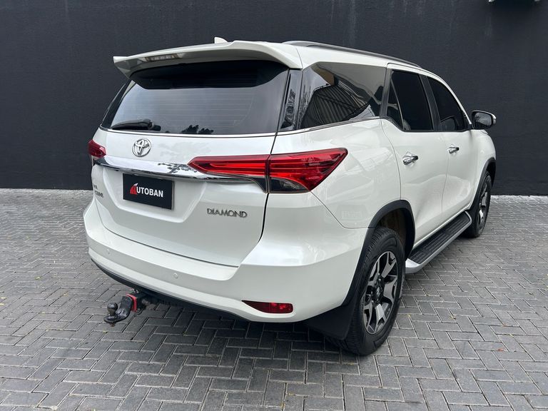 Toyota Hilux SW4 SRX Diamo. 4x4 2.8 TB Die Aut.
