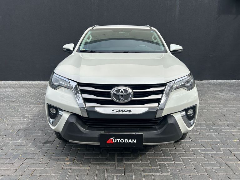 Toyota Hilux SW4 SRX Diamo. 4x4 2.8 TB Die Aut.