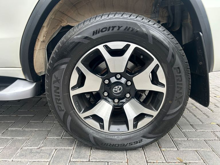 Toyota Hilux SW4 SRX Diamo. 4x4 2.8 TB Die Aut.
