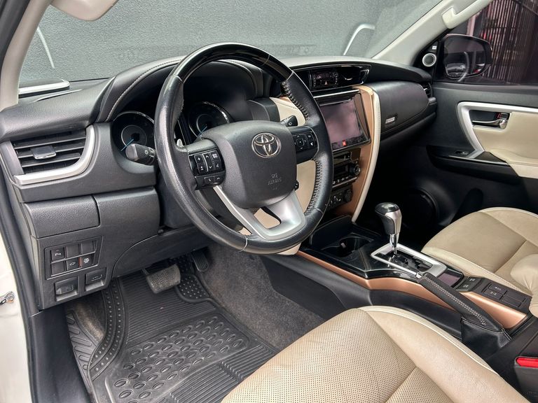 Toyota Hilux SW4 SRX Diamo. 4x4 2.8 TB Die Aut.