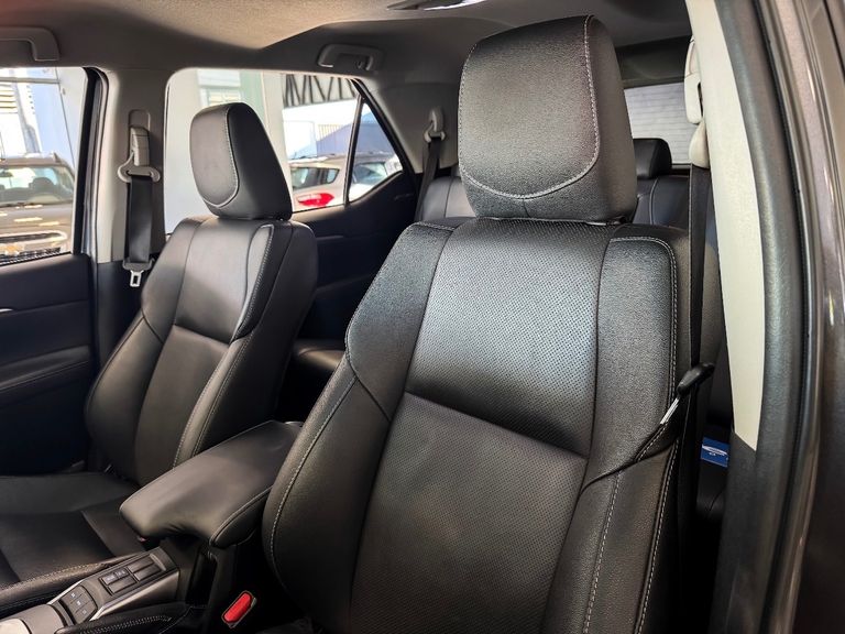 Toyota Hilux SW4 SRX 4x4 2.8 TDI 16V Dies. Aut.