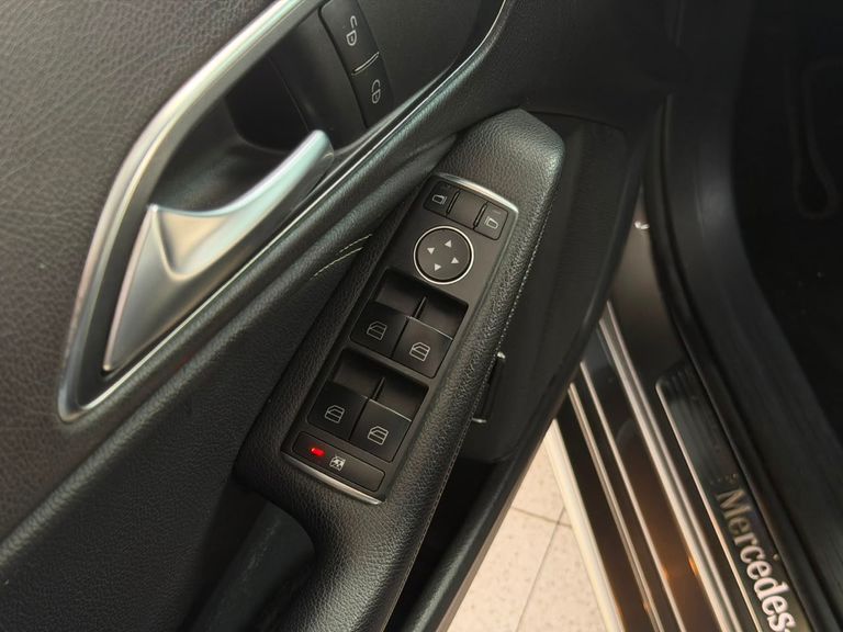 Mercedes CLA-180 1.6 16V 122cv Aut.