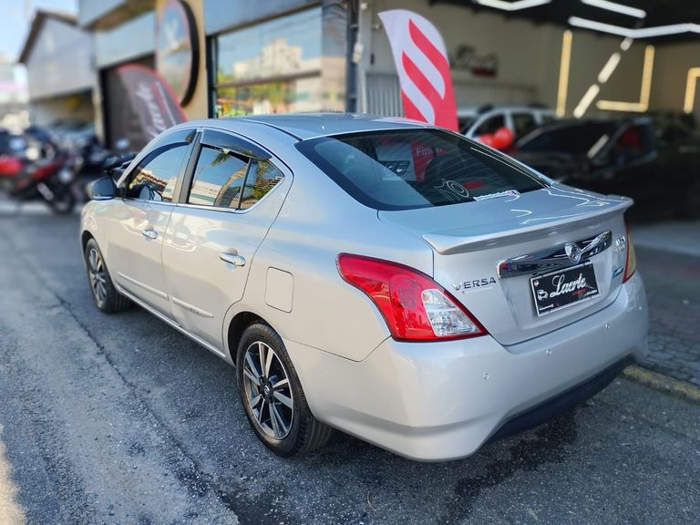 Nissan VERSA UNIQUE 1.6 16V FlexStart 4p Aut.