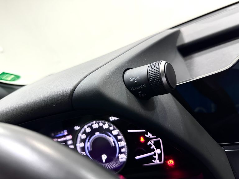 Lexus UX-250h Dynamic 2.0 16V Aut. (Híbrido)