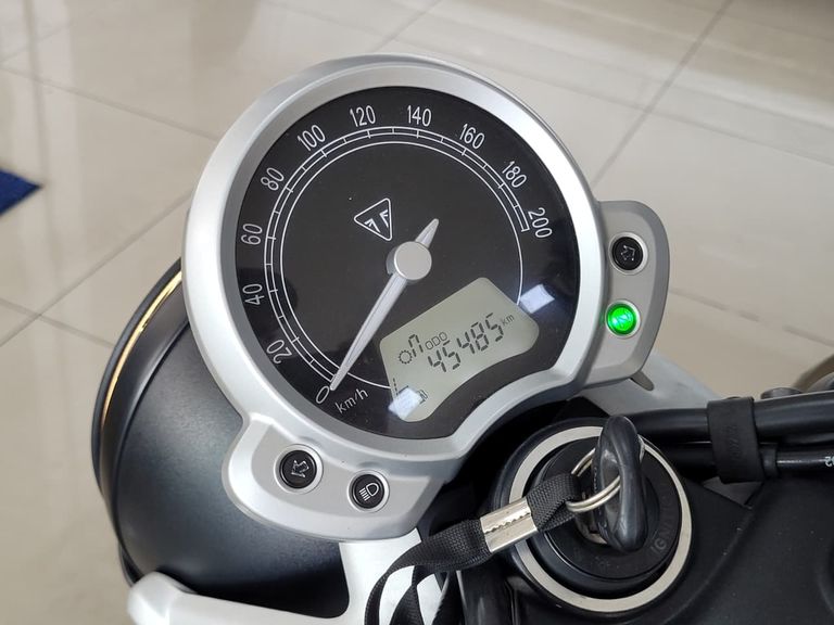 TRIUMPH STREET  TWIN 900cc