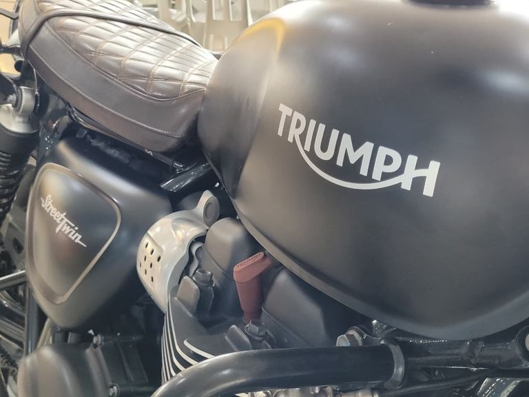 TRIUMPH STREET  TWIN 900cc