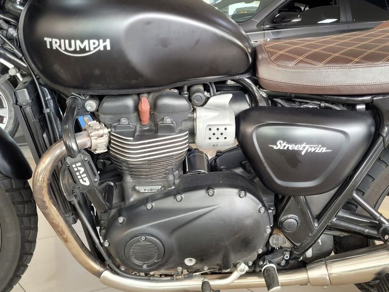 TRIUMPH STREET  TWIN 900cc