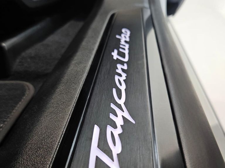 Porsche Taycan Turbo (Elétrico)