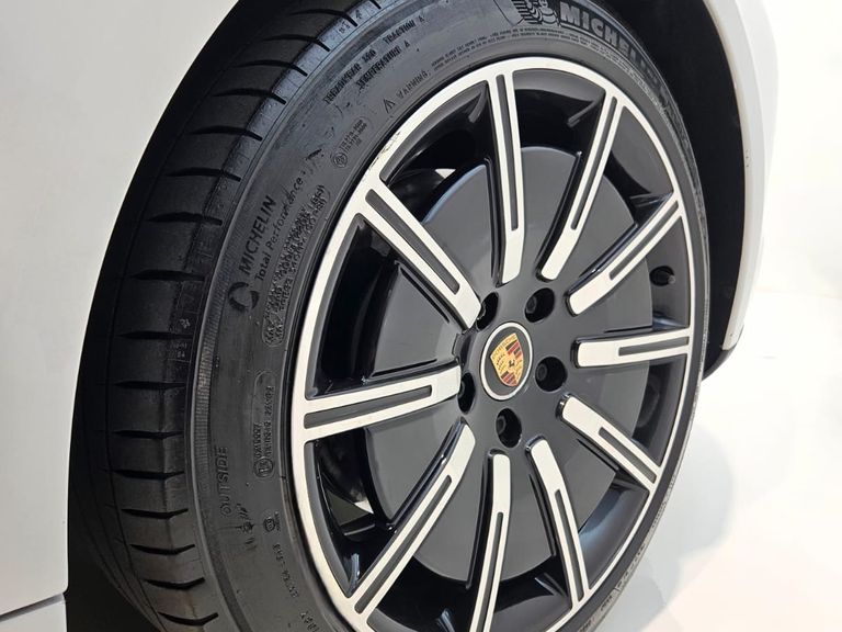Porsche Taycan Turbo (Elétrico)