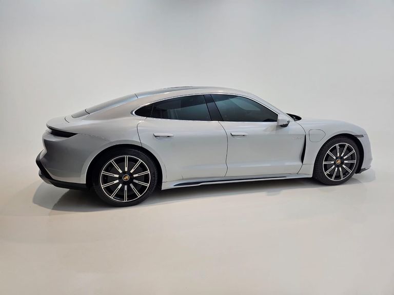 Porsche Taycan Turbo (Elétrico)