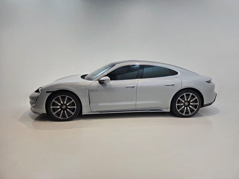 Porsche Taycan Turbo (Elétrico)