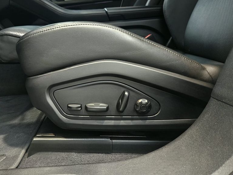Porsche Taycan Turbo (Elétrico)