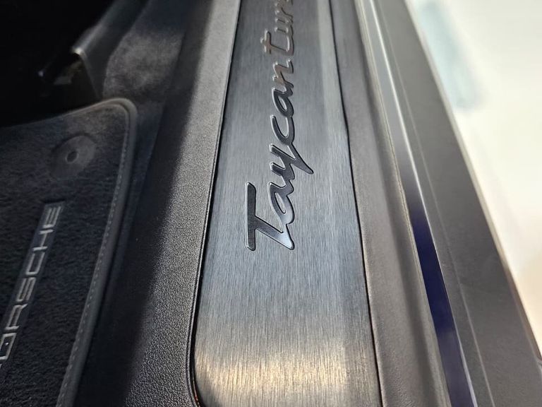 Porsche Taycan Turbo (Elétrico)