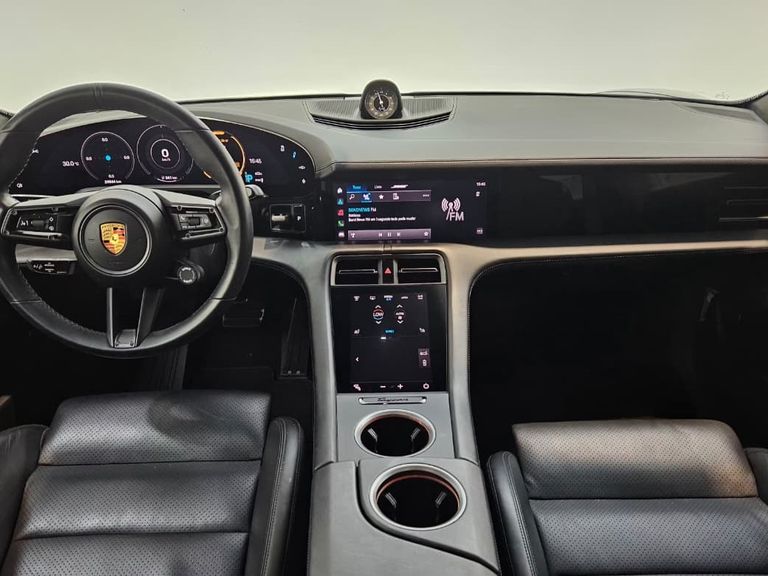 Porsche Taycan Turbo (Elétrico)