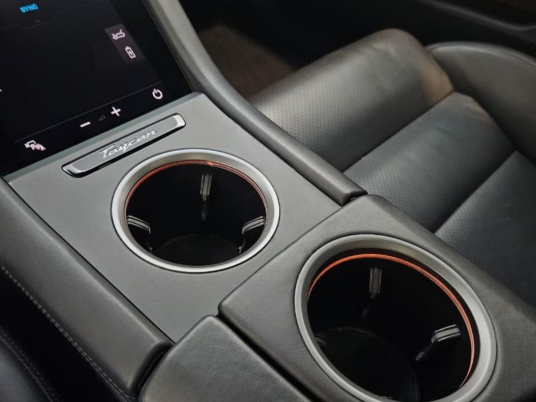Porsche Taycan Turbo (Elétrico)