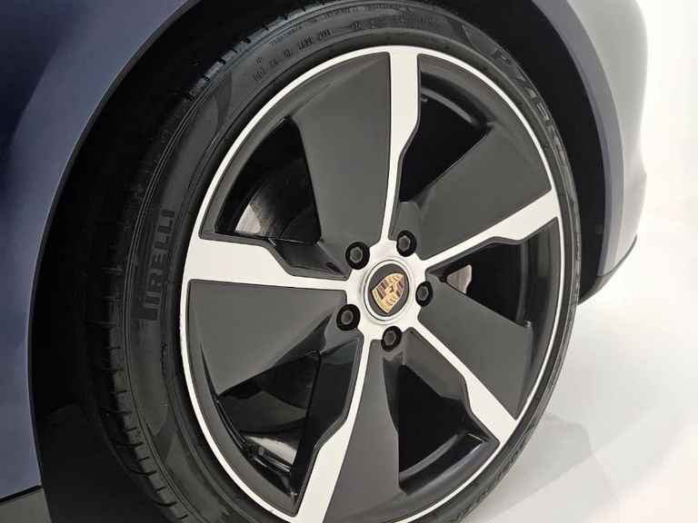 Porsche Taycan Turbo (Elétrico)