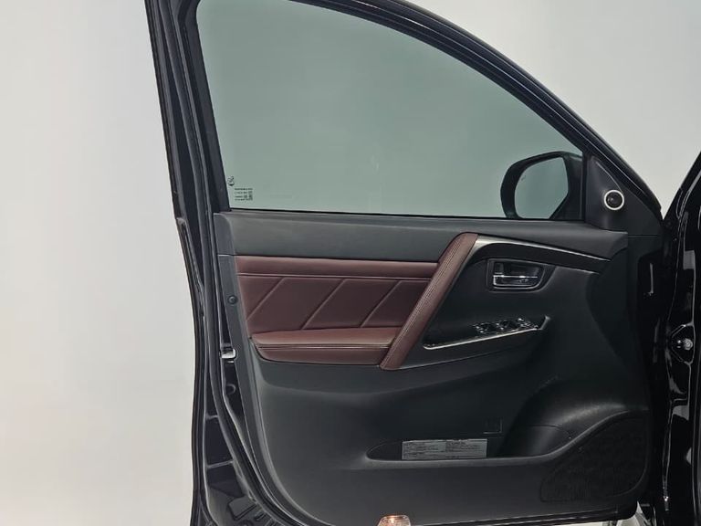 Mitsubishi Pajero Sport Le.Black 2.4 4x4 (Die) Aut.