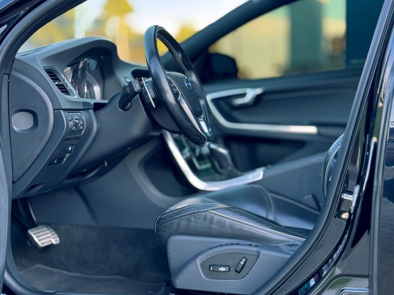 Volvo V60 T-6 R-DESIGN 3.0 AWD 4p