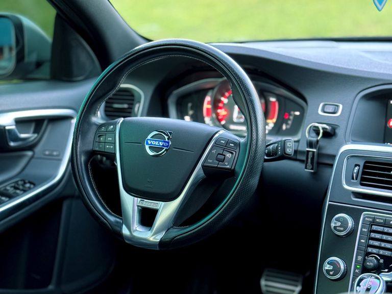 Volvo V60 T-6 R-DESIGN 3.0 AWD 4p