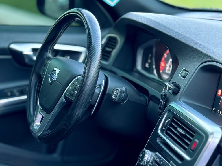 Volvo V60 T-6 R-DESIGN 3.0 AWD 4p