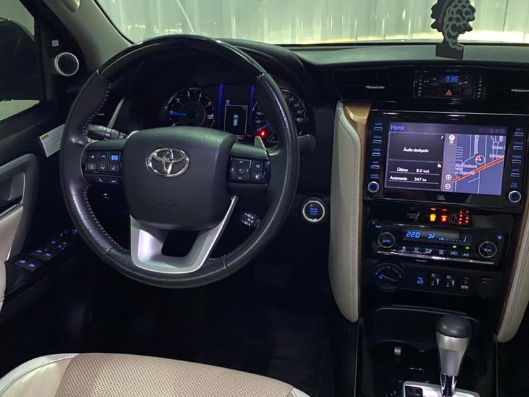 Toyota Hilux SW4 SRX Diamo. 4x4 2.8 TB Die Aut.
