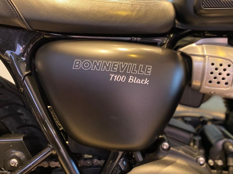TRIUMPH BONNEVILLE T100 BLACK