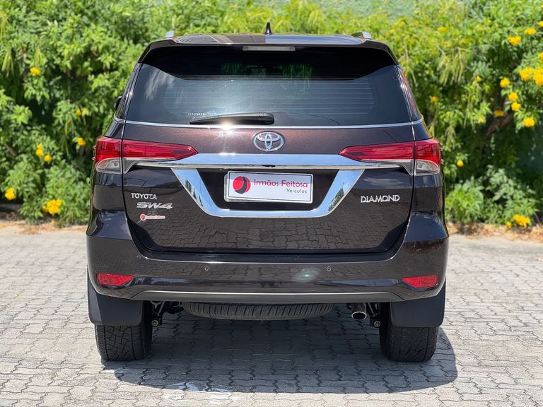 Toyota Hilux SW4 SRX Diamo. 4x4 2.8 TB Die Aut.