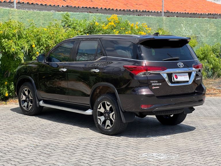 Toyota Hilux SW4 SRX Diamo. 4x4 2.8 TB Die Aut.