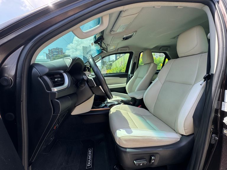 Toyota Hilux SW4 SRX Diamo. 4x4 2.8 TB Die Aut.