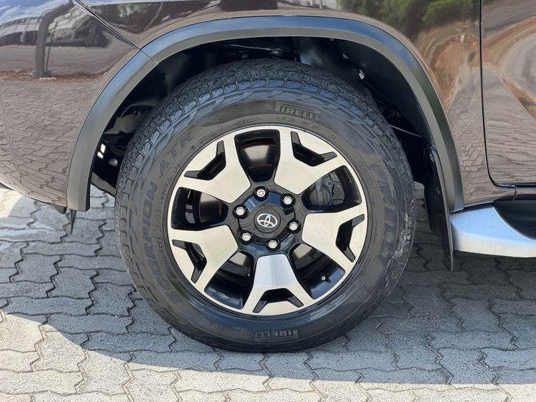 Toyota Hilux SW4 SRX Diamo. 4x4 2.8 TB Die Aut.