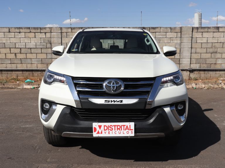 Toyota Hilux SW4 SRX Diamo. 4x4 2.8 TB Die Aut.