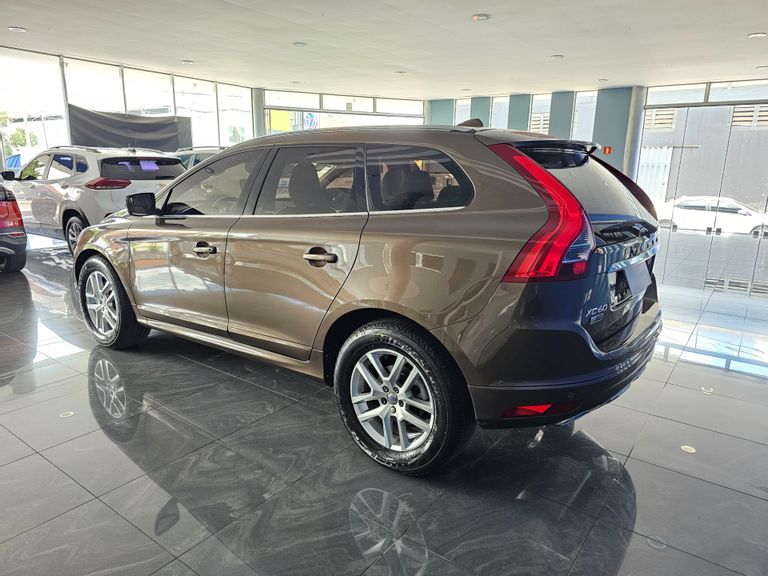 Volvo XC 60 D-5 MOMENTUM 2.4  AWD Diesel  5p