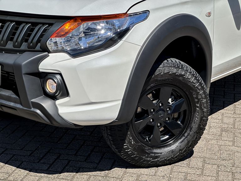 Mitsubishi L200 Tri. Outd. GLX 2.4 CD 4x4 Die. Mec.