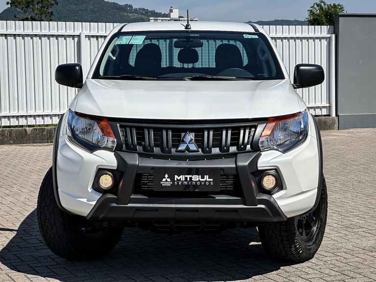 Mitsubishi L200 Tri. Outd. GLX 2.4 CD 4x4 Die. Mec.