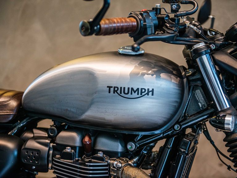 TRIUMPH STREET  TWIN 900cc