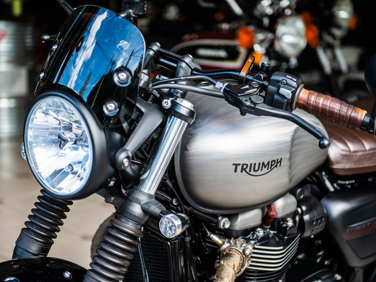 TRIUMPH STREET  TWIN 900cc