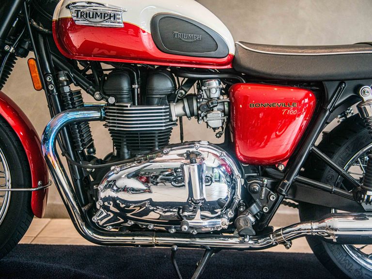 TRIUMPH BONNEVILLE T 100