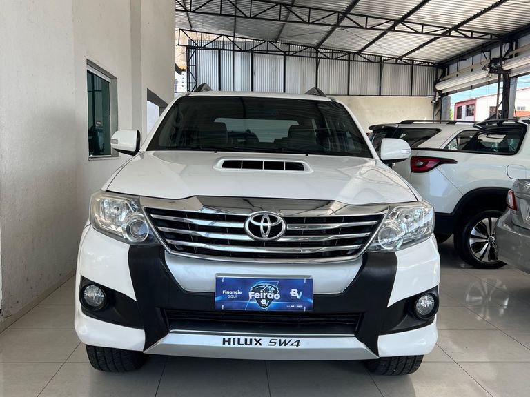 Toyota Hilux SW4 SR D4-D 4x4 3.0 TDI Dies. Aut