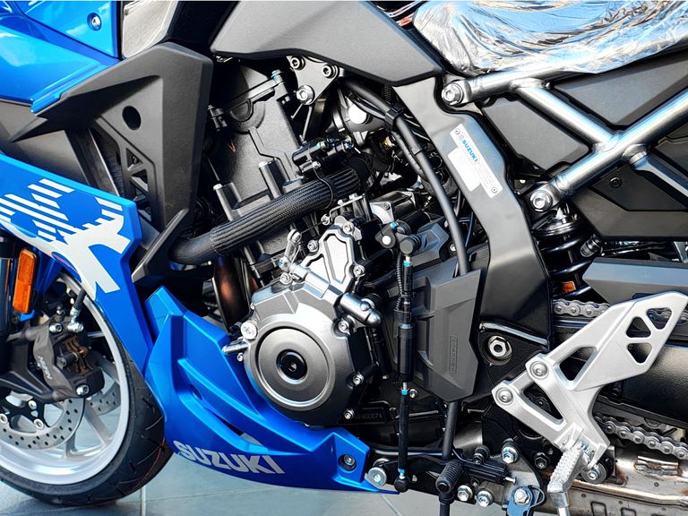 SUZUKI GSX-8R