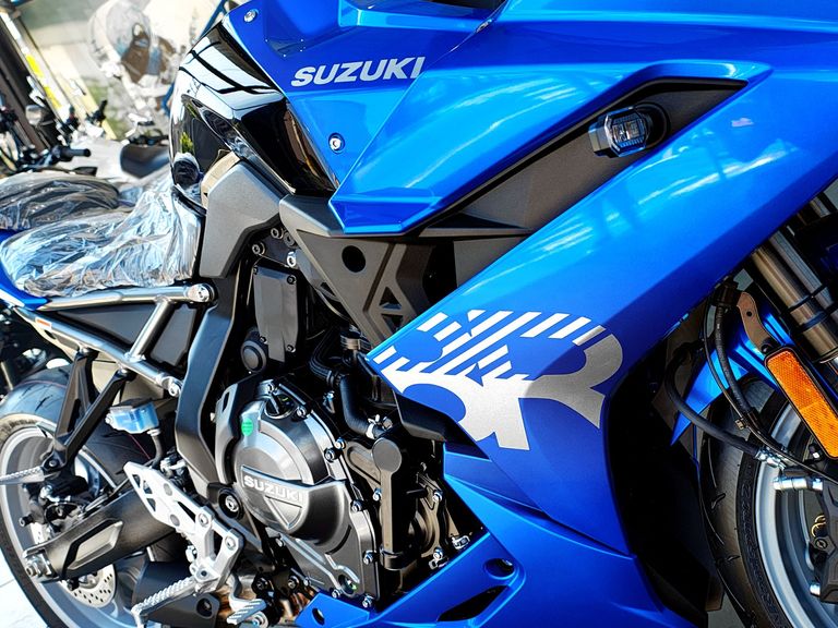 SUZUKI GSX-8R