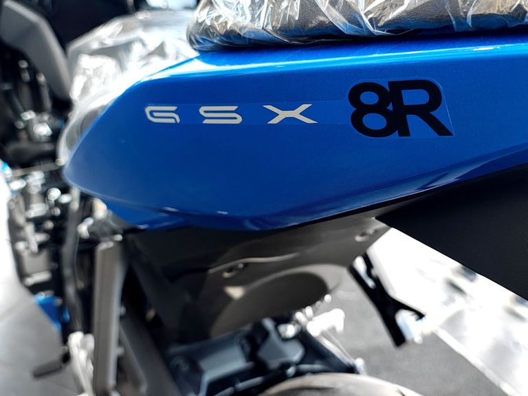 SUZUKI GSX-8R