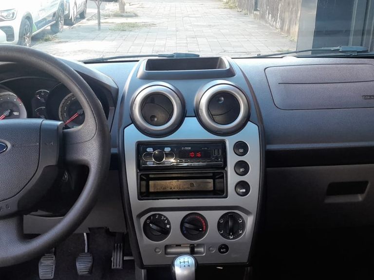 Ford Fiesta Sedan SE 1.6 8V Flex 4p