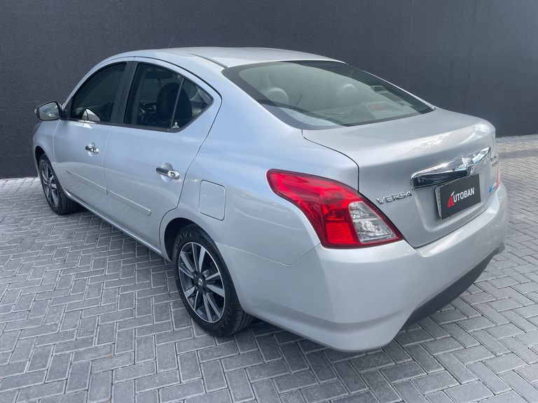 Nissan VERSA SL 1.6 16V FlexStart 4p Aut.