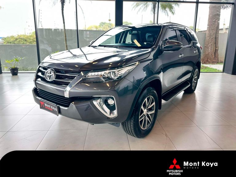 Toyota Hilux SW4 SRX 4x4 2.8 TDI 16V Dies. Aut.